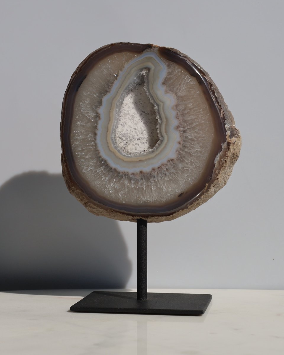 Unique Gemstones - Agaat geode op standaard - Edelstenen en Mineralen - Kristallen - Spiritualiteit - Woondecoratie