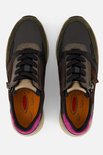 Een paar Gabor dames sneakers in diverse bruin- en groentinten, met gouden accenten en roze details. Zwarte veters en rits.