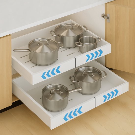 Deux tiroirs blancs extensibles placés dans une armoire de cuisine. Le tiroir supérieur contient des casseroles et des poêles, le tiroir inférieur contient également des casseroles et des poêles.