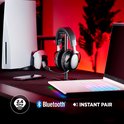 Zwarte HyperX Cloud III S Wireless gaming headset op een standaard, naast een PlayStation 5, controller en laptop.