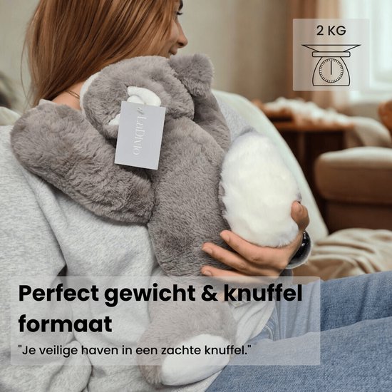 Een persoon met grijze wolf knuffel, 'Perfect gewicht & knuffel formaat' staat linksonder.