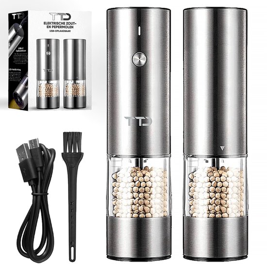 Twee zilverkleurige elektrische pepermolens, een USB-oplaadkabel en een borsteltje, met productverpakking.