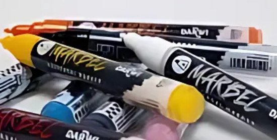 Een stapel Marbel markers, met de gele marker met 'MARBEL' erop in het midden.