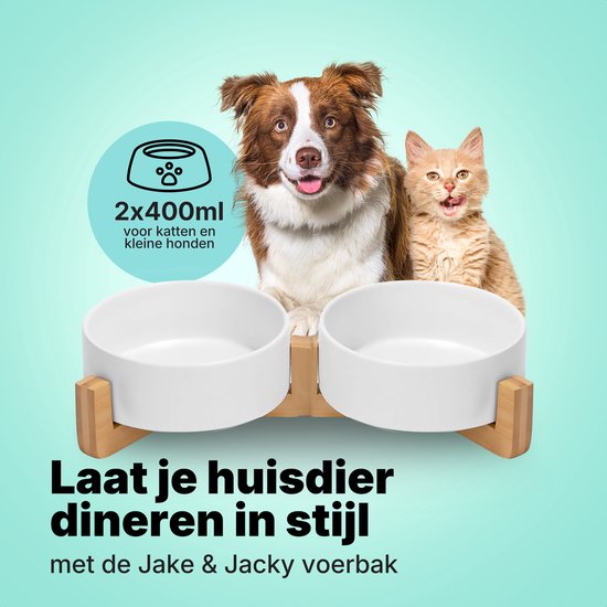 Un chien et un chat regardent une double gamelle blanche sur un support en bois. Le texte 'Laissez votre animal dîner avec style avec la gamelle Jake & Jacky' est présent.
