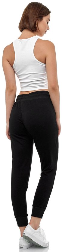 Model van achteren in een witte crop top en zwarte joggingbroek met trekkoord en elastische enkelband.