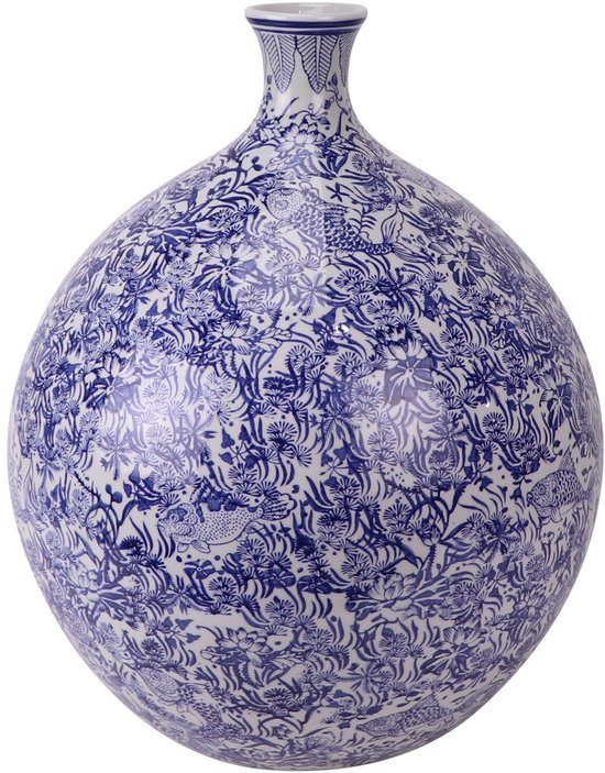 Blauw-wit porseleinen vaas met gedetailleerd patroon van koi-vissen en bloemen, met een brede, ronde body en smalle hals.
