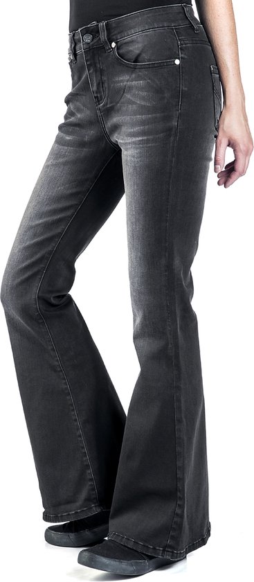 Model draagt een donkergrijze flared jeans met lichte wassing, gedetailleerde stiksels en logo op de achterzak.