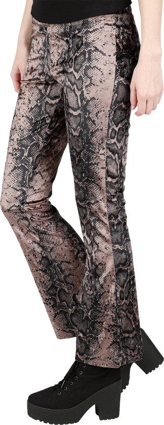 Model opzij in een bruine legging met zwart slangenprintpatroon, uitlopende pijpen en enkellaarzen.
