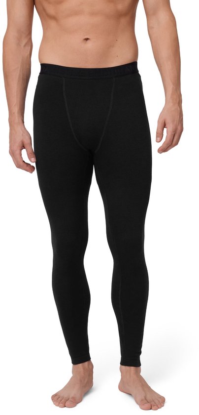 Man in zwarte thermolegging van merino wol met zwarte tailleband.