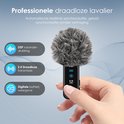 Zwarte lavalier microfoon met een pluche windscherm, "DSP ruisonderdrukking" en "2.4 Draadloze transmissie"