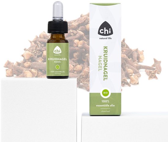 Flesje Chi Kruidnagel nagel BIO essentiële olie met druppelaar, op een wit platform. Naast een groen-wit gestreept doosje. Achtergrond van kruidnagels.