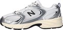 Witte New Balance 530 sneaker met zilveren en grijze accenten.