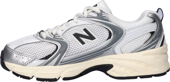 Witte New Balance 530 sneaker met zilveren en grijze accenten.