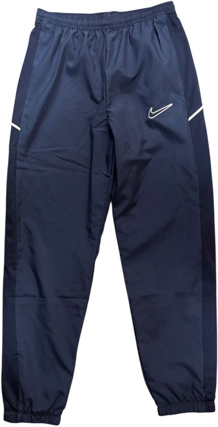 Donkerblauwe Nike trainingsbroek met witte Nike logo op linkerpijp, elastische tailleband en zoom.