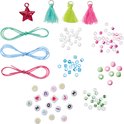 Un set de loisirs créatifs avec perles, cordons, pompons, un pendentif étoile et des perles alphabet.