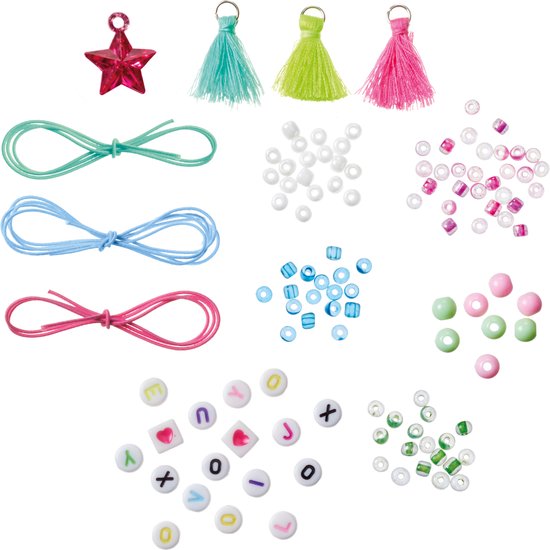 Un set de loisirs créatifs avec perles, cordons, pompons, un pendentif étoile et des perles alphabet.