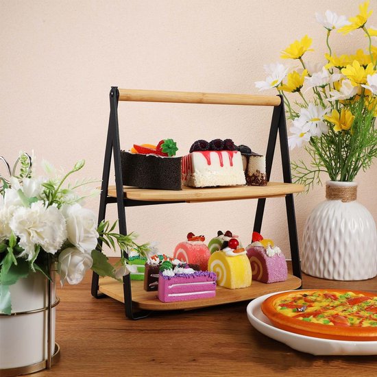 Gevulde 2-laags bamboe etagère met gebakjes, taartjes en een pizza.