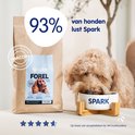 Dalmatiër ligt naast een Spark Forel hondenvoerzak en eet uit een Spark voerbak. 93% van de honden lust Spark.