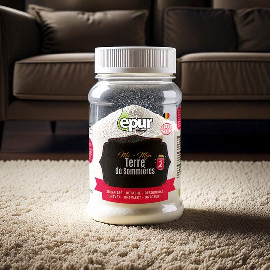 Epur Terre de Sommières pot in een woonkamer op een beige tapijt.