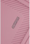 Roze koffer met een reliëfpatroon en het logo "American Tourister".