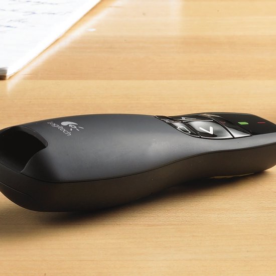 Zwarte Logitech R400 presenter op een houten bureau, met Logitech-logo.