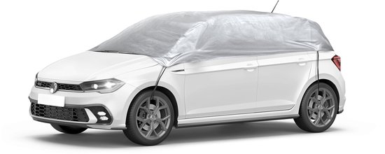 Witte hatchback met een zilverkleurige autotijk die vastzit met koorden aan de onderkant.