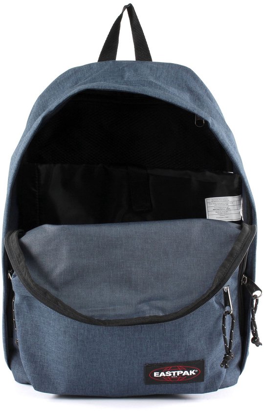 Blauwe Eastpak rugzak geopend, met een voorvak, ritssluitingen en een laptopvak.