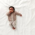 Baby in taupe melange outfit bestaande uit een longsleeve, broek en vestje.
