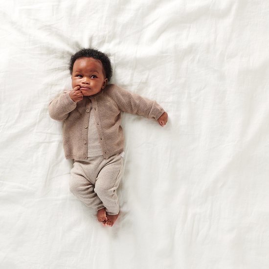 Baby in taupe melange outfit bestaande uit een longsleeve, broek en vestje.