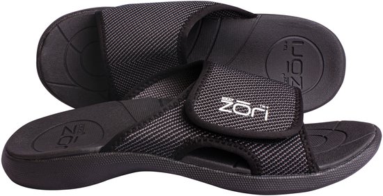 Zwarte Zori slippers, van de zijkant gezien. Band met chevronpatroon en Zori-logo.