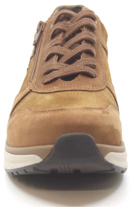 Sneaker marron en daim avec fermeture éclair et lacets, empiècements contrastants et semelle blanche.