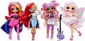 Vier L.O.L. poppen met verschillende outfits en haarstijlen, inclusief een pop met vlindervleugels.
