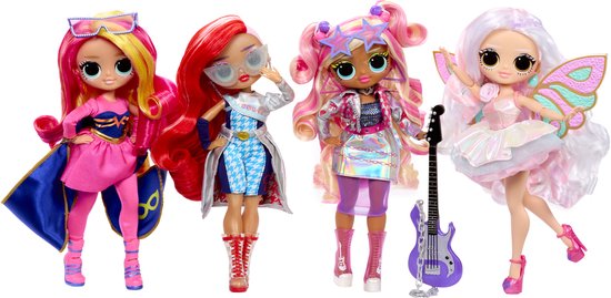 Vier L.O.L. poppen met verschillende outfits en haarstijlen, inclusief een pop met vlindervleugels.