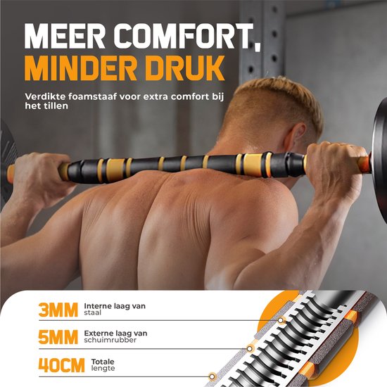 Man tilt een halterstang op zijn schouders. Detail van de schuimrubberen grip.