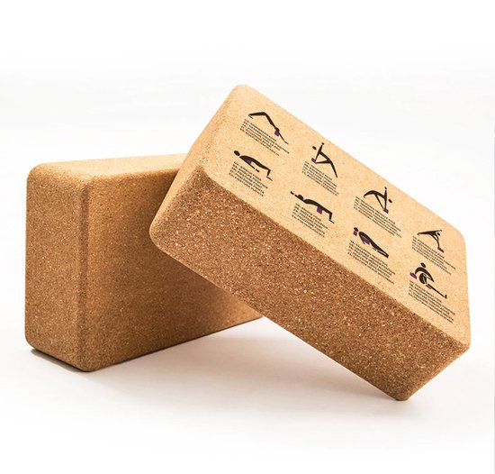 Deux blocs de yoga en liège marron, dont un avec des poses de yoga et des instructions imprimées.