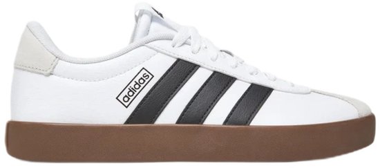 Witte Adidas sneaker met zwarte strepen en bruine zool. De tekst 'adidas' staat op een zwart label.