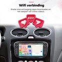Autoradio ingebouwd in een auto dashboard met drie social media iconen (hart, chat, play) boven het scherm.