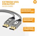 Zilverkleurige DisplayPort-kabel met gevlochten nylon omhulsel en zinken legering behuizing. Tekst: Stevige nylon gevlochten kabel, Volledige bescherming, Behuizing van zinklegering, Veiligere afscherming, 24K vergulde connectoren, Optimale overdracht.