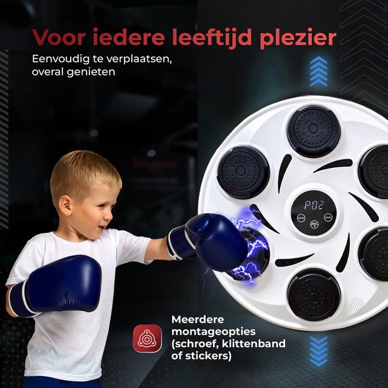 Een jongen met blauwe bokshandschoenen slaat tegen de witte boksmachine.