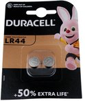 Duracell LR44 batterijen in bruine en zwarte verpakking met roze konijn en '50% extra leven' tekst.