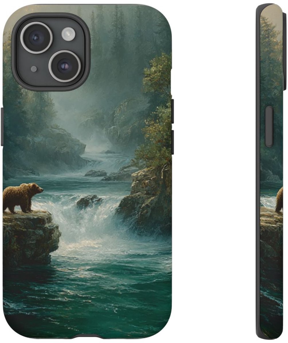 Bruine Beer bij Stromende Rivier – Telefoonhoesje Geschikt voor iPhone 15