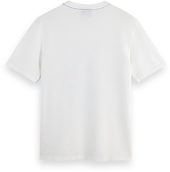 Achterkant van een wit T-shirt met subtiele blauwe stiksels langs de kraag en mouwen.