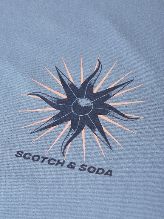 Detail van een graphic met een donkerblauwe zon en roze stralen, met het opschrift 'SCOTCH & SODA'.