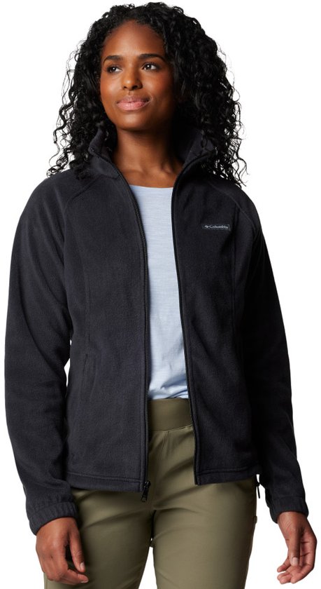 Vrouw draagt een zwarte Columbia fleece trui met ritssluiting en olijfgroene broek.