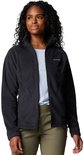 Vrouw draagt een zwarte Columbia fleece trui met ritssluiting en olijfgroene broek.