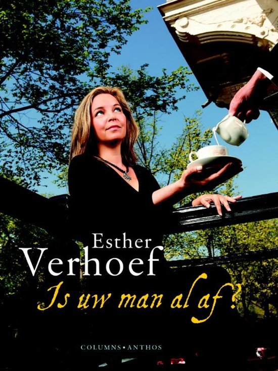 Esther Verhoef op de voorkant van haar boek 'Is uw man al af?'. Een man schenkt thee in voor haar.