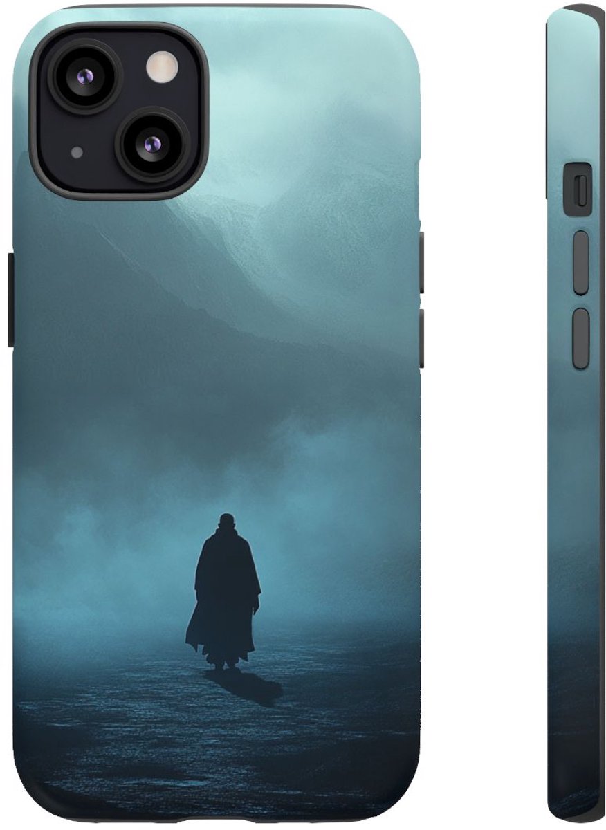 Schaduwachtige Gestalte in Nevel – Telefoonhoesje Geschikt voor iPhone 13