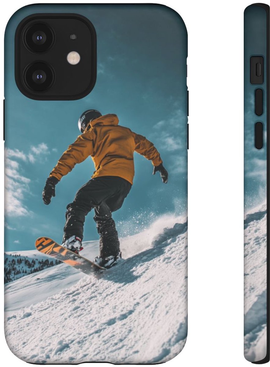 Snowboarder in Gele Jas op Besneeuwde Hellling – Telefoonhoesje Geschikt voor iPhone 12