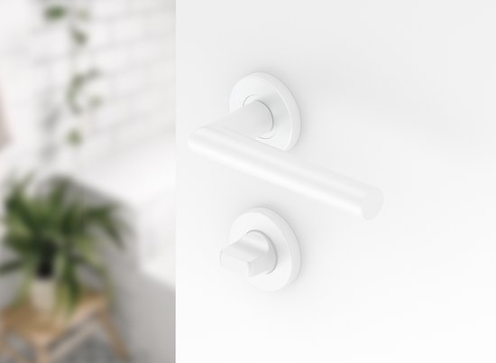 Mat witte deurklink met ronde rozet en WC-knop op witte deur.