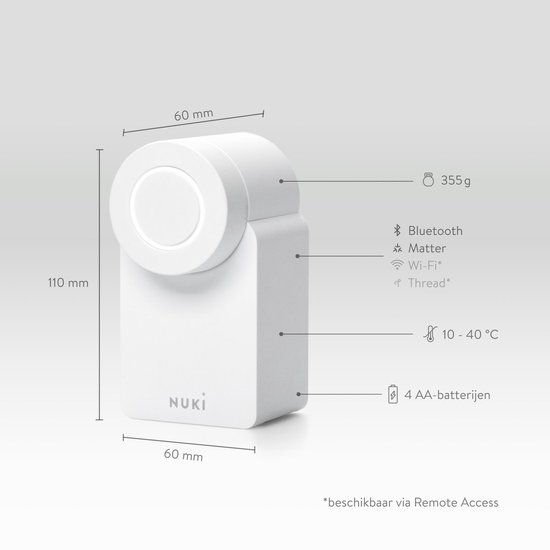 Afmetingen van een witte Nuki-deurslot: 110x60x60mm, met specificaties zoals Bluetooth, Matter en 4 AA-batterijen.